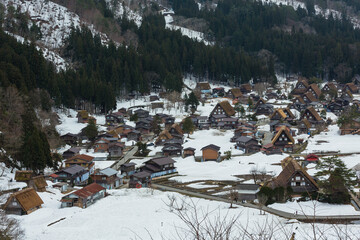 日本　岐阜県、白川郷の合掌造り集落の萩町城跡からの冬景色