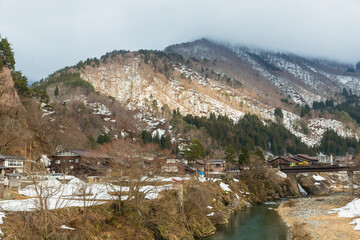 Fototapeta na wymiar 日本　岐阜県、白川郷の合掌造り集落の晴れ間の見える冬景色