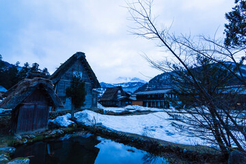 日本　岐阜県、白川郷の合掌造り集落の萩町合掌造り民家 © pespiero