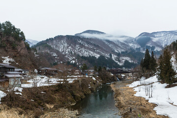 Plakat 日本　岐阜県、白川郷の合掌造り集落の朝の冬景色