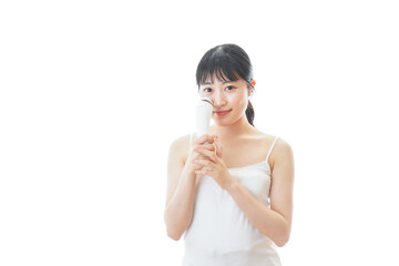 美容機器を使う若い女性