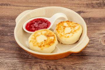 Cottage cheese pancakes with strawberry jam