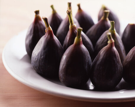 Detalles de higos en plato blanco, formato grande 
