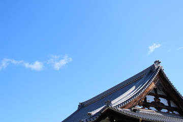 Fototapeta na wymiar 青空と寺の屋根