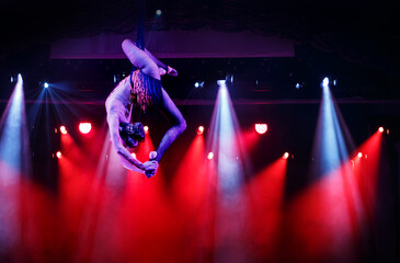 Obraz premium Aerialist perform live in the show.