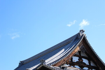 Fototapeta na wymiar 青空と寺の屋根