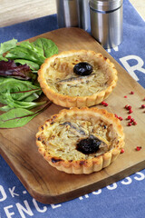 tarte pissaladière individuelle sur une table
