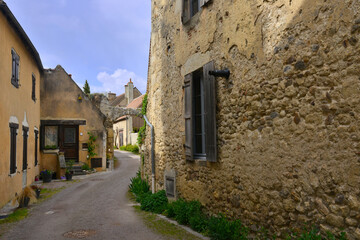 Rue du palais et son arcade à Verneuil-en-Bourbonnais (03500), Allier en Auvergne-Rhône-Alpes, France