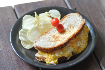 egg and cheese toast, egg and cheese toast sandwich
