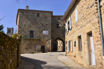 Rue de Mazel et le portail du Besset à Pradelles (43420), Haute-Loire en Auvergne-Rhône-Alpes,...