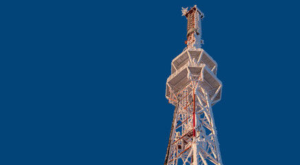 Obraz premium Frosty telecommunications antenna against the blue sky