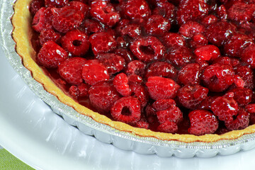 tarte aux framboises sur une table