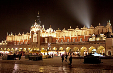 Obraz premium Beautiful old Sukiennice on the Krakow main square at night, Poland