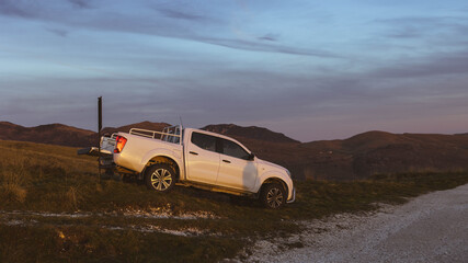 Obraz na płótnie Canvas SUV on a mountain rocks