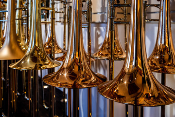 Farbige Variationen von Blechblasinstrumenten