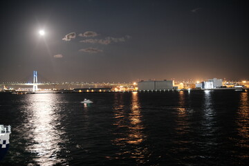 水面に反射するみなとみらいの夜景