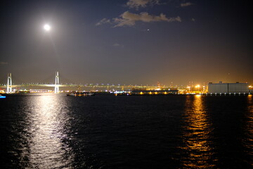 水面に反射するみなとみらいの夜景