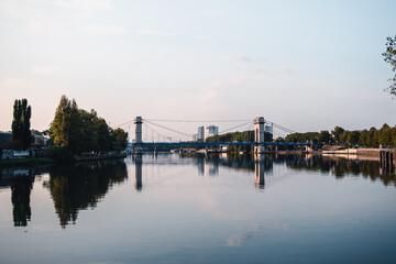 Pont sur la Seine pendant le coucher du soleil