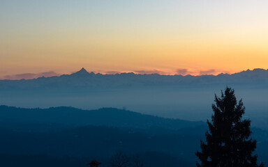 Vista di Torino dall'alto al tramonto 