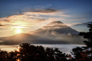 本栖湖畔から眺める晩秋の富士山と日の出