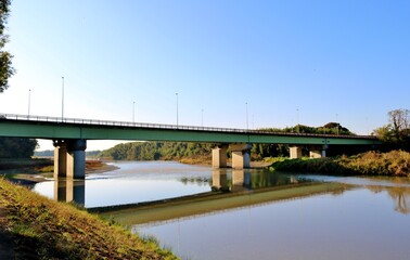 秋の河川　橋　風景