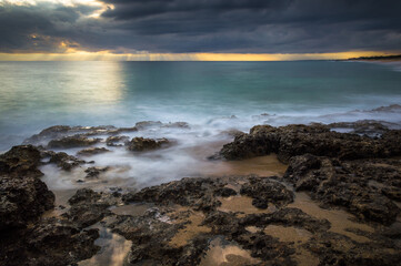Onde che si infrangono sulla costa salentina in inverno