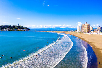 片瀬東浜海水浴場と江の島（神奈川県藤沢市）