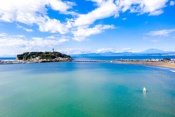 片瀬東浜海水浴場と江の島（神奈川県藤沢市）