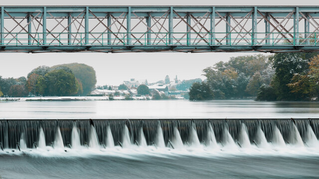 barrage d'une rivi&egrave;re et passerelle m&eacute;tallique, Bougogne, France