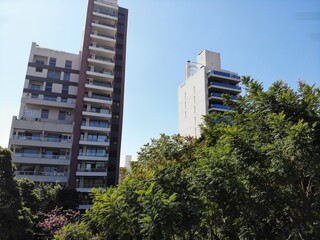 Obraz premium entre edificaciones