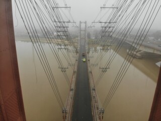 Obraz premium vista aérea de puente colgante - Santa Fe - Argentina con niebla