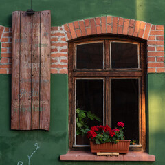 Malownicze okno starej kamienicy - obrazy, fototapety, plakaty