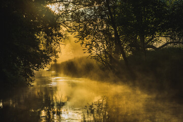 Nad zamgloną rzeką © Robert