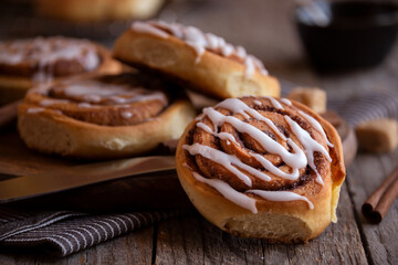 Obraz na płótnie Canvas Fresh home baked sweet cinnamon buns with frosting