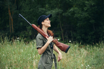 Woman soldier Arms on the shoulder is a fun hunting lifestyle green overalls 