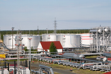 Obraz premium Large Oil Industrial Facility, equipment, pipelines, tanks with oil products, utilities.