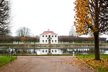 Obraz premium the palace in the park