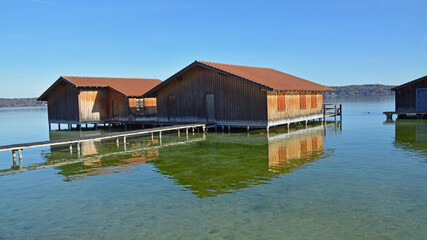 Obraz premium Bootshäuser im Herbstlicht am Starnberger See