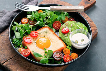 Fried egg on bread with vegetables