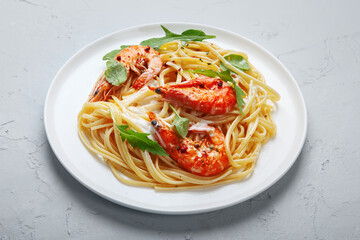 Pasta with shrimps in white sauce