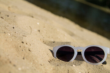 Fototapeta na wymiar sunglasses on the sand