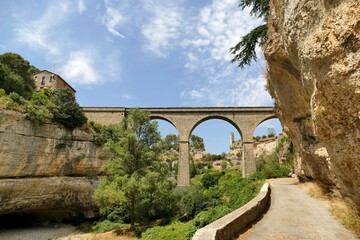 Le viaduc menant au village de Minerve enjambant la rivi&egrave;re Cesse 