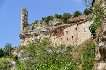 Tour de l’ancien château médiéval dominant le village de Minerve