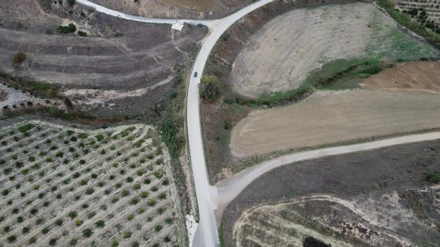 Coche circulando solo por una carretera