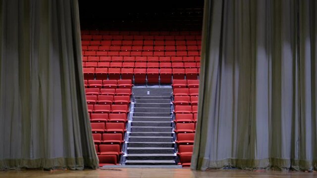 Se abre el tel&oacute;n de un teatro completamente vac&iacute;o