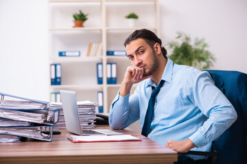 Obraz premium Young male businessman employee working in the office