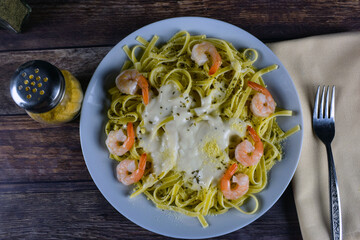fettuccine top with alfredo sauce
