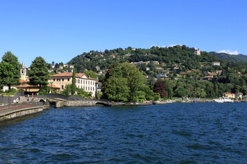 Fototapeta na wymiar lugolago di como in italia, lakefront of como in italy 