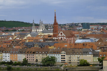 Obraz premium Blick von der Festung Marienberg auf die historische Altstadt und die Alte Mainbrücke von Würzburg und den Main, Unterfranken, Franken, Bayern, Deutschland