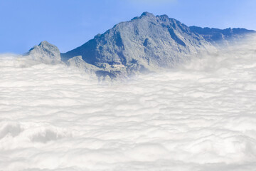 Le Piton des Neiges émergeant des nuages, île de la Réunion 